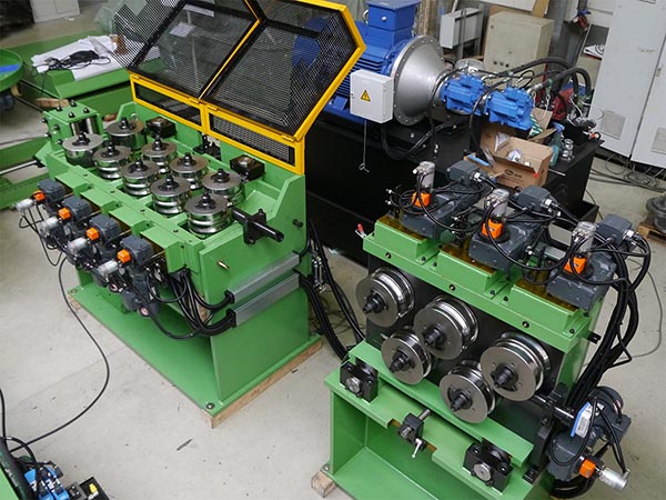 多輥平立矯直機